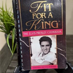 : The Elvis Presley Cookbook - Black and Gold Classic Collection